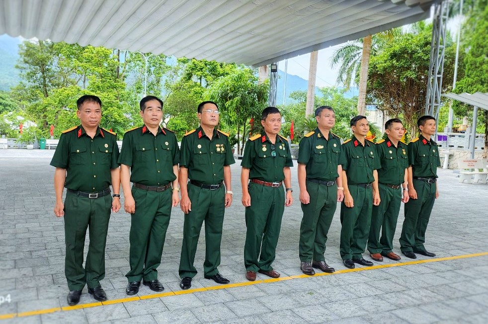 Đoàn đại biểu Hội Cựu chiến binh cơ quan Bộ Nội vụ dâng hương, tưởng niệm các Anh hùng liệt sỹ tại huyện Vị Xuyên